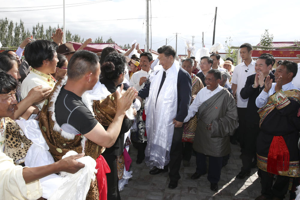 2016��8��22�����磬ϰ��ƽ���ຣ�����ɹ�����������ݸ��ľ���ƹ���ɽ�򳤽�Դ�忼����С�